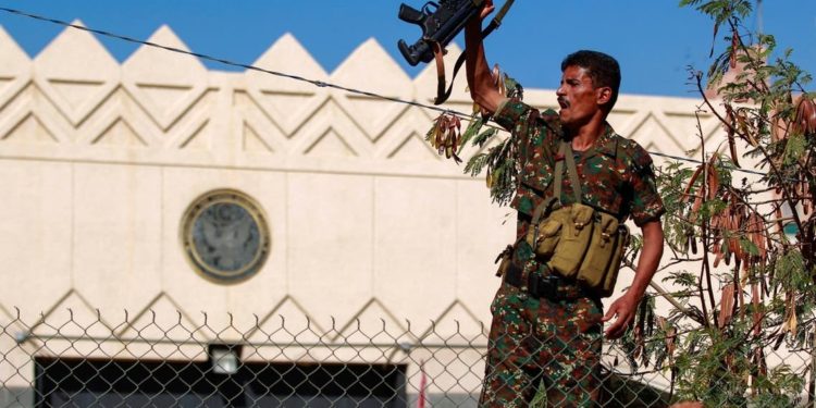 واشنطن تطلب وساطه السويد للافراج عن موظفي سفاراتها في صنعاء