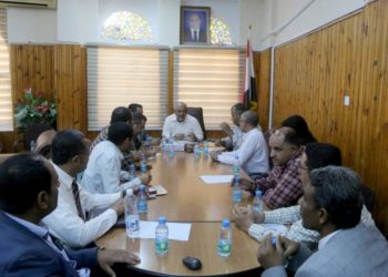 الكثيري يطلع على العمل في مشروع مجاري الصرف الصحي بسيئون وتريم