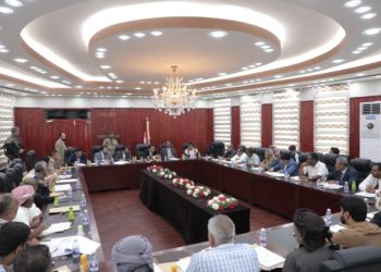 تنفيذي المهرة يشدد على معالجة أي اختلالات في عمل المكاتب الخدميه