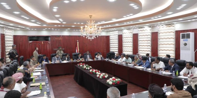 تنفيذي المهرة يشدد على معالجة أي اختلالات في عمل المكاتب الخدميه