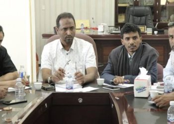 وكيل أول المهرة يناقش  آليات ضبط الأسعار بالمحافظة