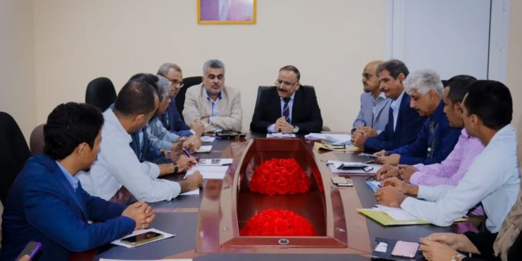 تسليم عربتي إطفاء ووحدات متنقلة لمطاري عدن والريان الدوليين