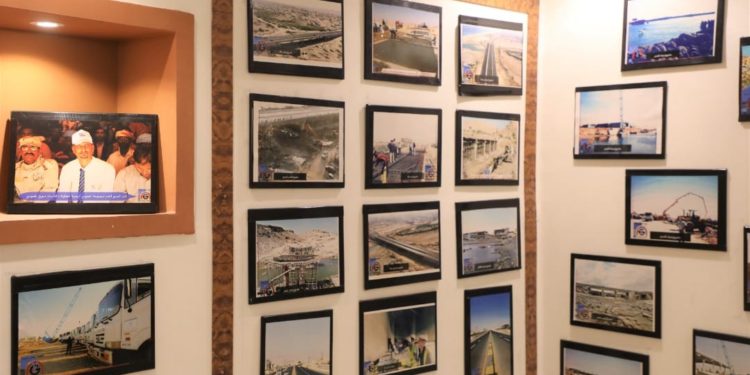 المحافظ البحسني يفتتح معرض صور توثيق المشاريع الإستثمارية بحضرموت