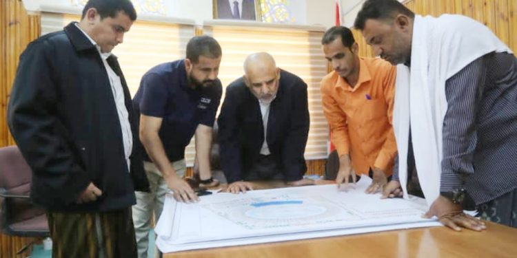 لقاء مع اتحاد طلبه الجامعه   بحث استثمار المساحات الخارجية للاستاد الاولمبي بسيئون