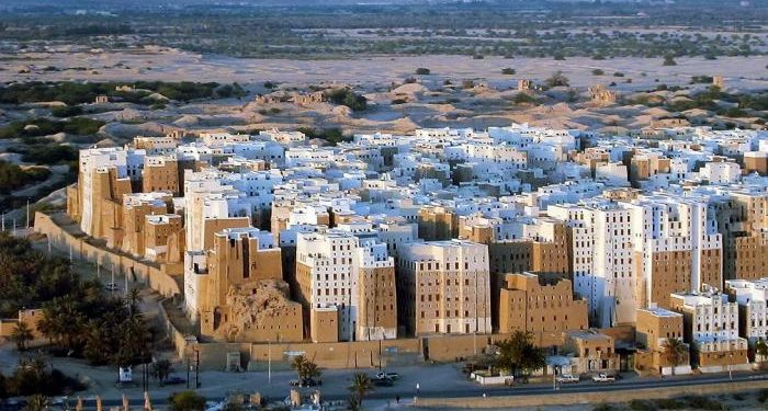 دورتين في توثيق المباني وعمل الزخارف بشبام التاريخية