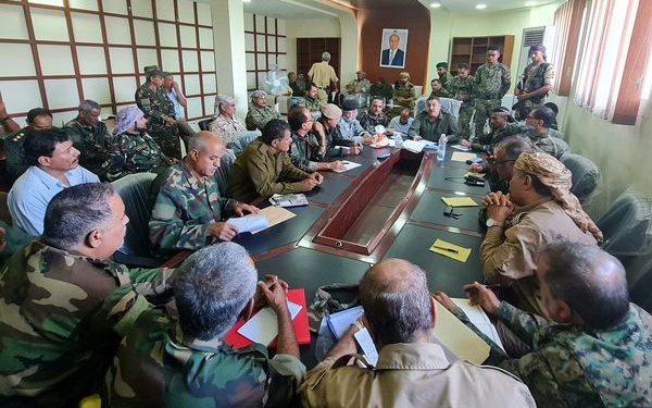 مدير أمن عدن يترأس اجتماعاً بقادة ونواب أقسام الشرط والأجهزة الأمنية بالعاصمة