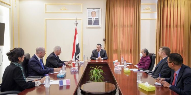 رئيس الوزراء يطلب من سفراء دول مجلس الامن دعم خطة الحكومه الاقتصاديه