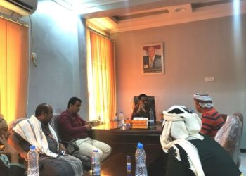 محافظ شبوة يدين الاستهداف الحوثي لموقع عسكري ويتفقد أحوال الجرحى