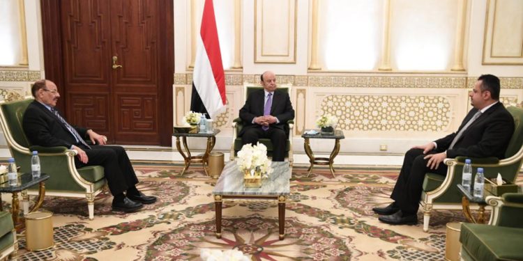 هادي يوجه الحكومه باتخاذ الاجراءات لتحسين معيشه المواطنيين