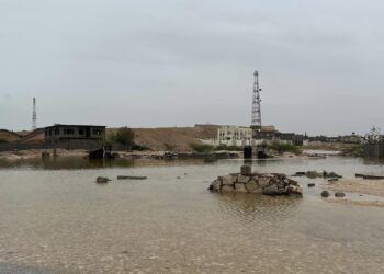 وزير الأشغال ومحافظ المهرة يتفقدان أضرار العاصفة المدارية “تيج” بالغيضة