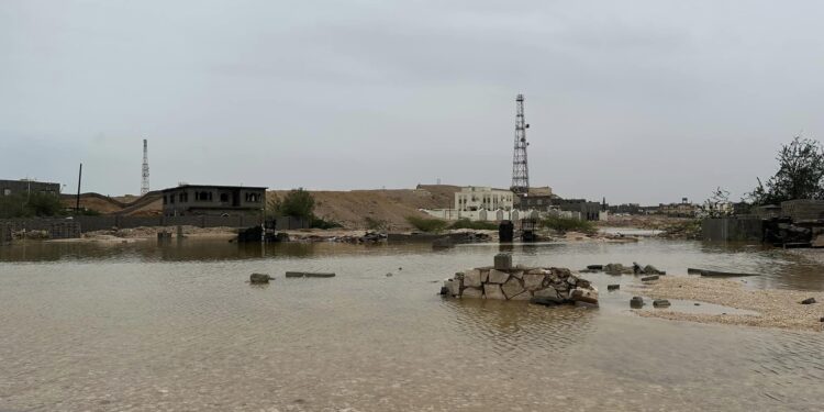 وزير الأشغال ومحافظ المهرة يتفقدان أضرار العاصفة المدارية “تيج” بالغيضة