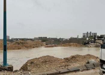 وزير الأشغال ومحافظ المهرة يتفقدان أضرار العاصفة المدارية “تيج” بالغيضة