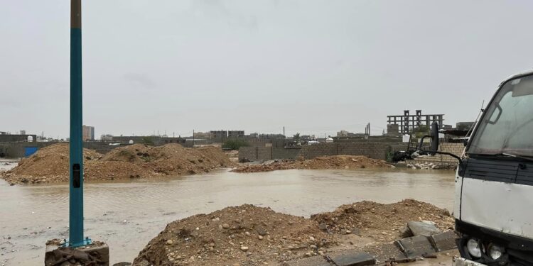 وزير الأشغال ومحافظ المهرة يتفقدان أضرار العاصفة المدارية “تيج” بالغيضة