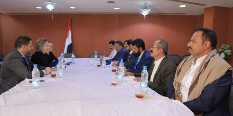 رؤساء أحزاب مأرب يطالبون  فريق أممي بالتدخل للافراج عن المعتقلين بسجون الحوثي