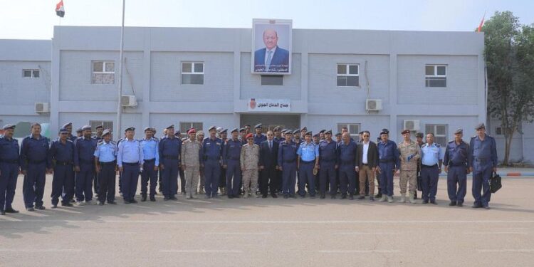 الإرياني يزور كلية الطيران والدفاع الجوي بمأرب