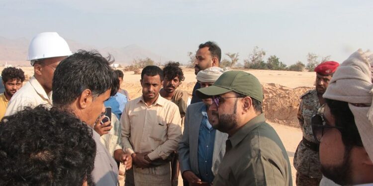 اجتماعا للجنة الاغاثة   وزير الأشغال يطلع على جهود فتح طريق حصوين في المهرة عقب إعصار تيج