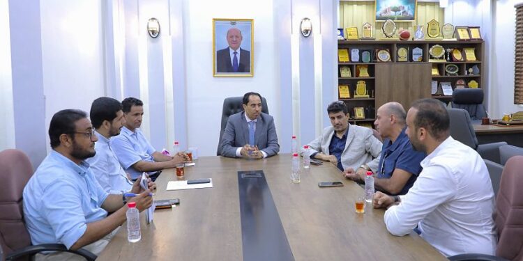 وزير الشباب يبحث سبل التعاون مع شركة مصرية متخصصة بصناعة النجيل