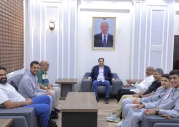 وزير الشباب يحث منتخب السباحة على تقديم أفضل أداء في البطولة العربية