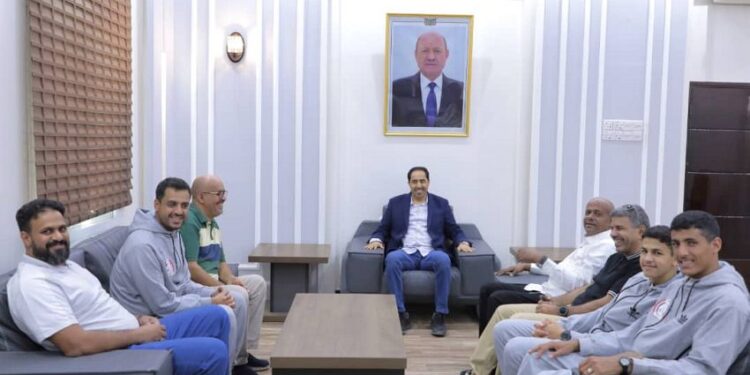 وزير الشباب يحث منتخب السباحة على تقديم أفضل أداء في البطولة العربية