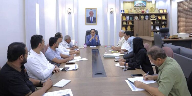 البكري يناقش أوضاع قطاعي الشباب والمرأة ويكرم منتخب الملاكمة