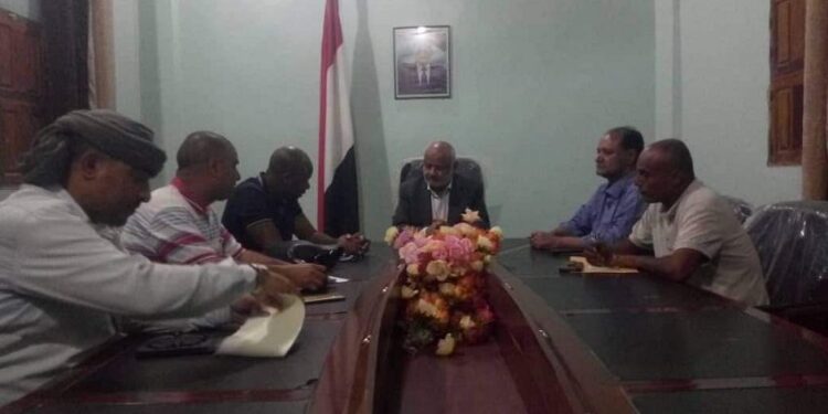 محافظ الحديدة يبحث توسيع تدخلات الصليب الأحمر  الإنسانية