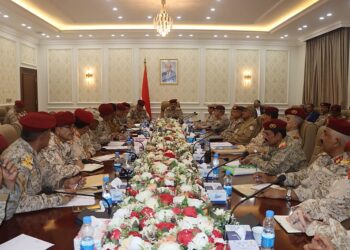 وزير الدفاع  يبحث مع هيئات ودوائر الوزارة  الاوضاع الميدانيه في الجبهات