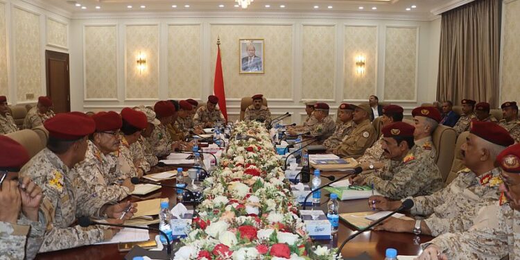 وزير الدفاع يبحث مع هيئات ودوائر الوزارة الاوضاع الميدانيه في الجبهات