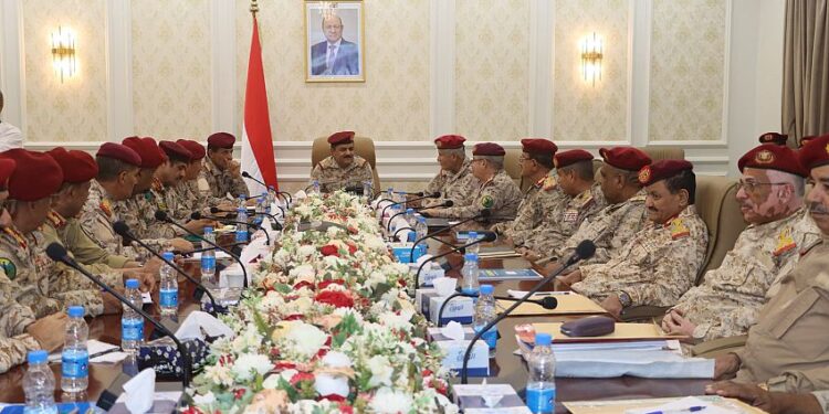 وزير الدفاع يشدد على نقل الخبرات للشباب  ويدشن هيئة العمليات المشتركة