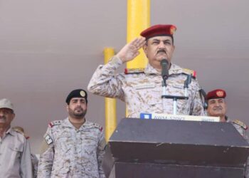 وزير الدفاع يشيد بالجاهزية واللياقة البدنية لطلاب الكلية الحربية في عدن