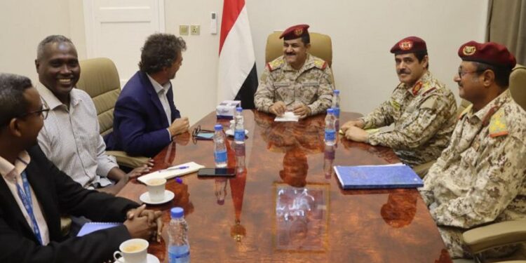 وزير الدفاع يبحث مع  مستشار الممثل الاممي دعم برنامج نزع الالغام