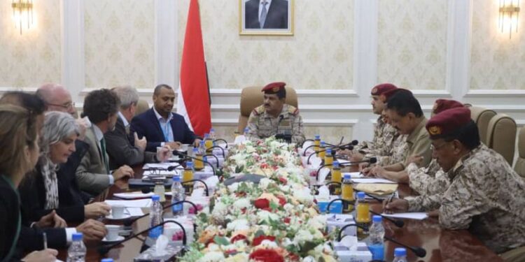 وزير الدفاع يؤكد حرص الجيش على منع تجنيد الأطفال