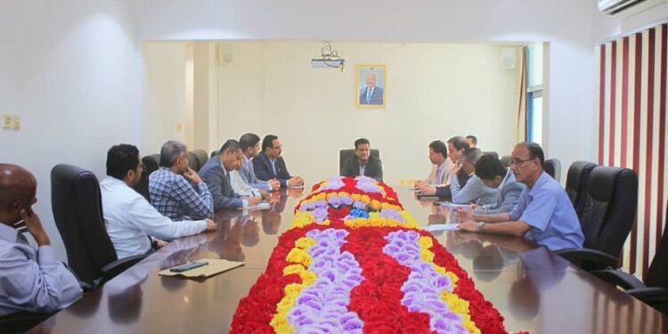 مناقشة  توحيد جهود الوحدات النفطية والإستثمارات المعدنية