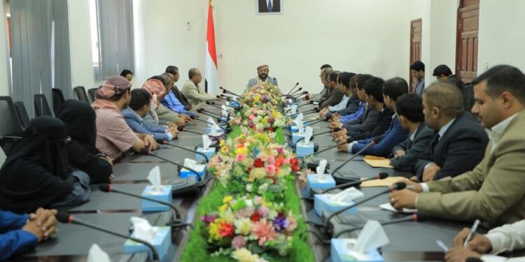 العرادة  يجتمع مع قيادات وكوادر السلطة القضائية بمأرب