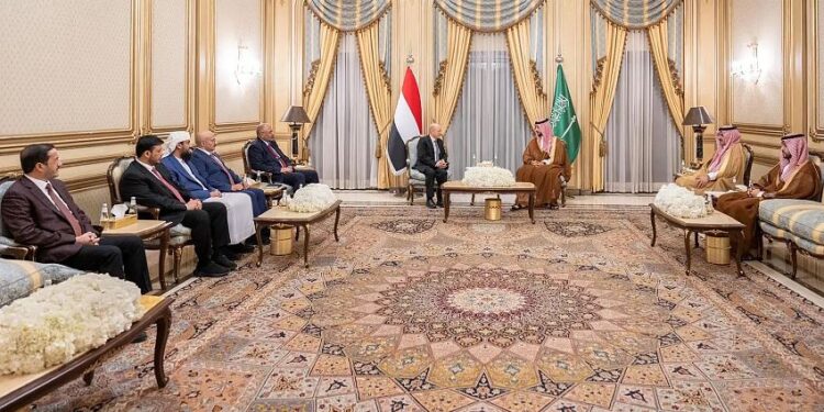 رئيس واعضاء مجلس القيادةيبحثون مع وزير الدفاع السعودي المستجدات في اليمن
