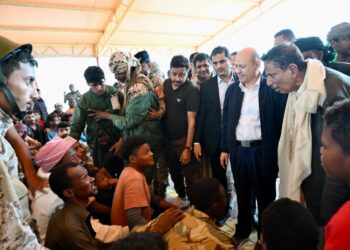 العليمي يزور بعض المناطق المتضررة من  اعصار تيج