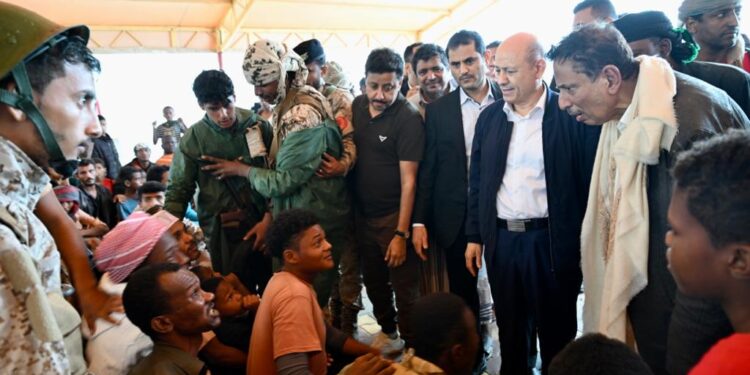 حالتي وفاة واصابه 150 شخص  العليمي يزور بعض المناطق المتضررة من  اعصار تيج