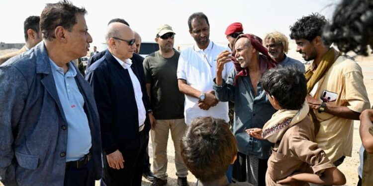 العليمي  يتفقد المناطق المنكوبه من “تيج” ويجتمع بلجنة الطوارىء