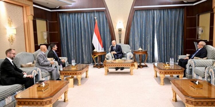 العليمي يبحث مع  السفير الاميركي العلاقات الثنائية ومستجدات الوضع اليمني