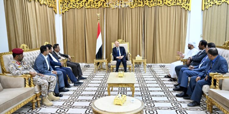 العليمي في  المهرة لمتابعة تداعيات الاعصار”تيج “