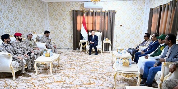 العليمي يلتقي قيادة قوة الواجب السعودية وممثلين عن مركز الملك سلمان