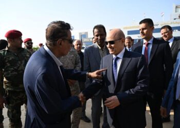 رئيس مجلس القيادة الرئاسي يعود الى العاصمة المؤقتة عدن