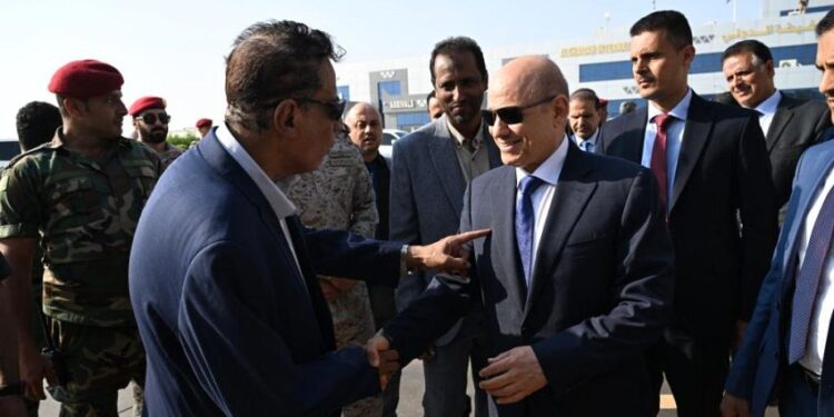 رئيس مجلس القيادة الرئاسي يعود الى العاصمة المؤقتة عدن