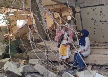 اللجنة الوطنية للتحقيق تعاين مواقع القصف الأخيرة بتعز وتستمتع لعدد من الضحايا