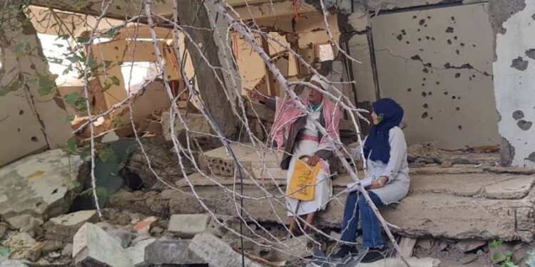 اللجنة الوطنية للتحقيق تعاين مواقع القصف الأخيرة بتعز وتستمتع لعدد من الضحايا