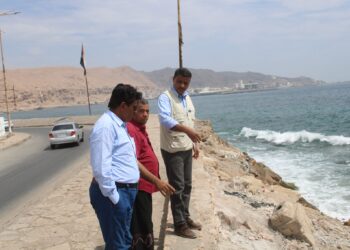 المحافظون  يتفقدون في اثار اعصار تيج في المهره وسقطري وحضرموت