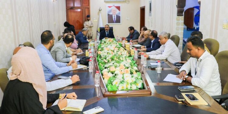 وزير النقل يناقش  سير اعمال ونشاطات الهيئة الطيران المدني