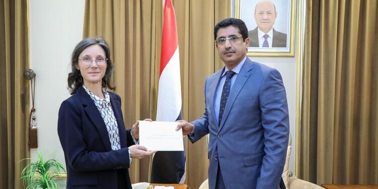بجاش يتسلم نسخة من أوراق اعتماد سفيرة فرنسا لدى اليمن