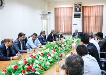 وزير المالية  يناقش مع  مدراء البنوك  سير عملية صرف المرتبات