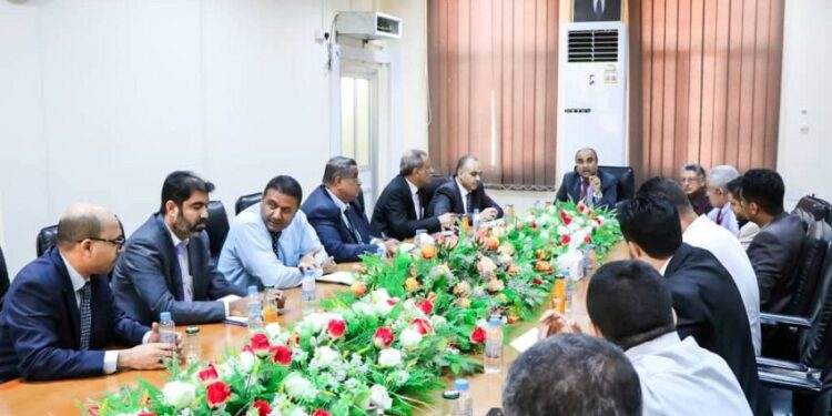 وزير المالية  يناقش مع  مدراء البنوك  سير عملية صرف المرتبات