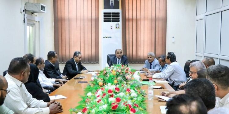 بن بريك يناقش جهود مكافحة الفساد في مؤسسات الدولة